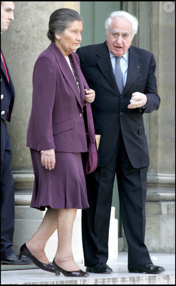 Qui lui meme est le fils de Simone Veil.
Simone Veil et son mari Antoine - Cérémonie de Remise collective de décorations par Jacques Chirac en 2007