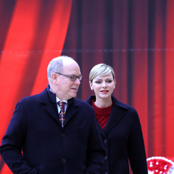 Le prince Albert II de Monaco, La princesse Charlene de Monaco - La famille princière de Monaco lors de la remise de cadeaux de Noël au palais princier le 20 décembre 2023. © Claudia Albuquerque / Bestimage 