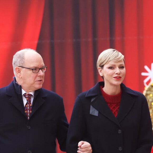 Le prince Albert II de Monaco et La princesse Charlène de Monaco - Remise de cadeaux de Noël aux enfants de la principauté dans la cour d'honneur du palais de Monaco, le 20 décembre 2023. © JC Vinaj / Pool / Bestimage 