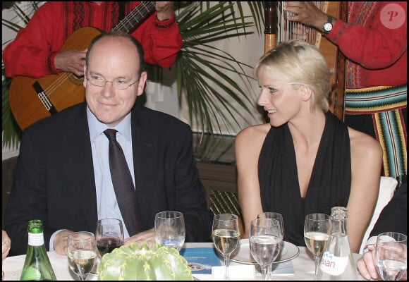 Prince Albert II de Monaco accompagné par son amie Charlene Wittstock. Charlene etait déjà présente en 2006, à ce meme diner, qui fut l'une de ses premières sorties officielles en Principaute en compagnie du Prince, il y a deux ans. 