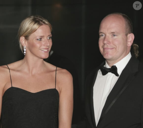 Le Prince Albert de Monaco et Charlene Wittstock lors de la première sortie officielle du couple à l'occasion du gala de l'Automobile Club à l'occasion du Grand Prix de Formule 1 à Monaco, le 28 mai 2006. 