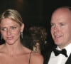 En effet, avant l'officialisation de leur couple, ils avaient passé une soirée ensemble en 2001. 
Le Prince Albert de Monaco et Charlene Wittstock lors de la première sortie officielle du couple à l'occasion du gala de l'Automobile Club à l'occasion du Grand Prix de Formule 1 à Monaco, le 28 mai 2006. 