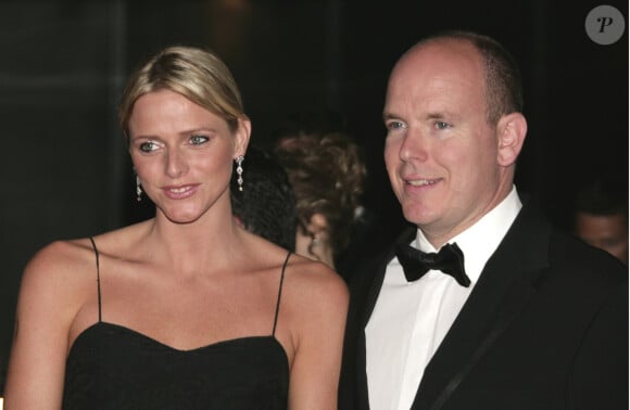 En effet, avant l'officialisation de leur couple, ils avaient passé une soirée ensemble en 2001. 
Le Prince Albert de Monaco et Charlene Wittstock lors de la première sortie officielle du couple à l'occasion du gala de l'Automobile Club à l'occasion du Grand Prix de Formule 1 à Monaco, le 28 mai 2006. 