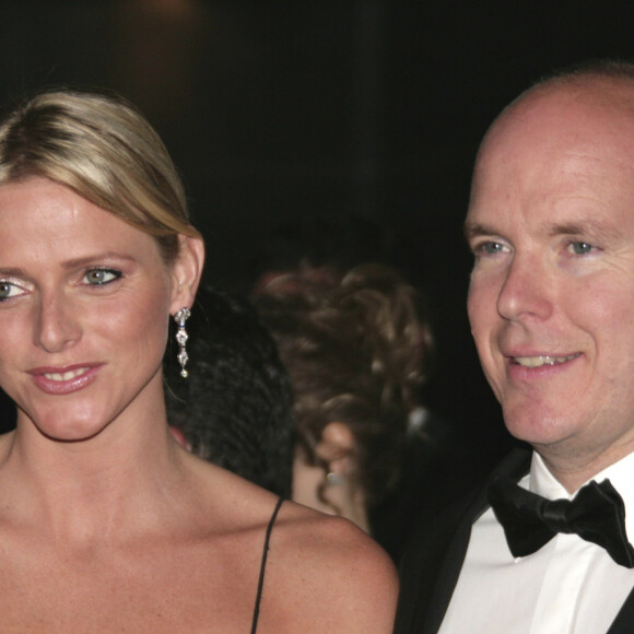 En effet, avant l'officialisation de leur couple, ils avaient passé une soirée ensemble en 2001. 
Le Prince Albert de Monaco et Charlene Wittstock lors de la première sortie officielle du couple à l'occasion du gala de l'Automobile Club à l'occasion du Grand Prix de Formule 1 à Monaco, le 28 mai 2006. 