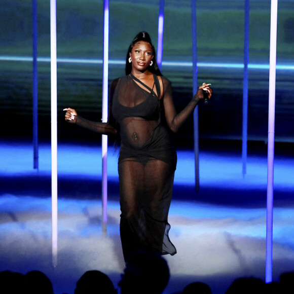 Exclusif - Aya Nakamura sur scène lors de la 24ème cérémonie des "NRJ Music Awards (NMA)" au Palais des Festivals à Cannes, le 18 novembre 2022. © Dylan Meiffret/Nice-Matin/Bestimage