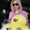 Paris Hilton se rend dans un magasin de jouets de Los Angeles pour acheter une énorme peluche, samedi 13 mars.