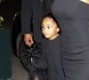 Elle est arrivée sur place, en longue robe noire... dans une tenue assortie à celle de sa petite fille de 5 ans, Stormi.
Kylie Jenner et sa fille Stormi arrivent au défilé Valentino à l'hôtel Cheval Blanc de Paris. Le 24 janvier 2024.