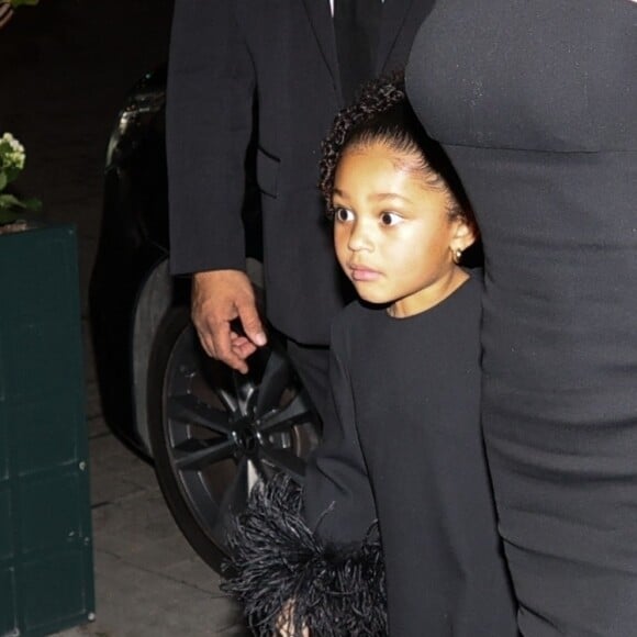 Elle est arrivée sur place, en longue robe noire... dans une tenue assortie à celle de sa petite fille de 5 ans, Stormi.
Kylie Jenner et sa fille Stormi arrivent au défilé Valentino à l'hôtel Cheval Blanc de Paris. Le 24 janvier 2024.