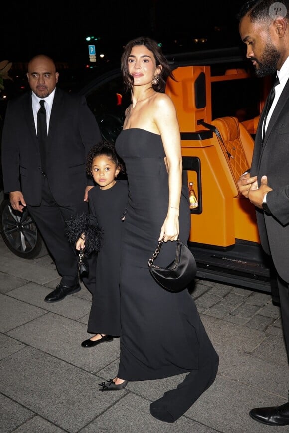 Kylie Jenner et sa fille Stormi arrivent au défilé Valentino à l'hôtel Cheval Blanc de Paris. Le 24 janvier 2024.