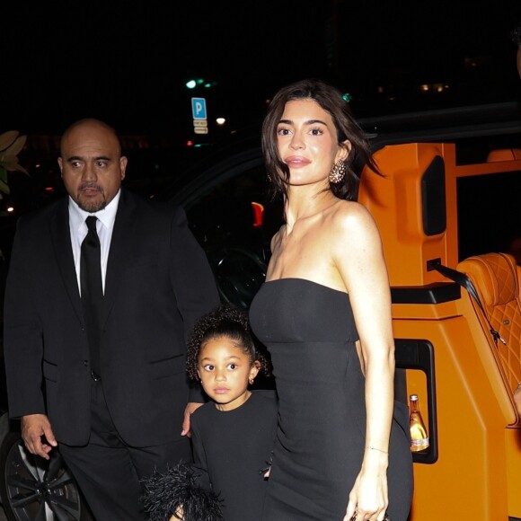 Kylie Jenner et sa fille Stormi arrivent au défilé Valentino à l'hôtel Cheval Blanc de Paris. Le 24 janvier 2024.