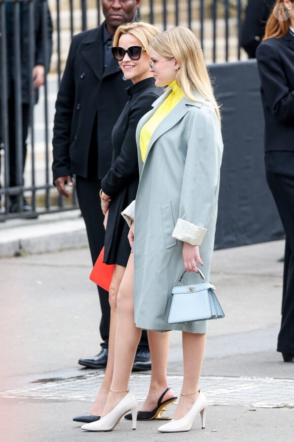 Un duo ravissant !
Reese Witherspoon et sa fille Ava Elizabeth Phillippe sortent de leur hôtel pour se rendre au défilé Fendi Lors de la Fashion Week de Paris (PFW), à Paris, France, le 25 janvier 2024.