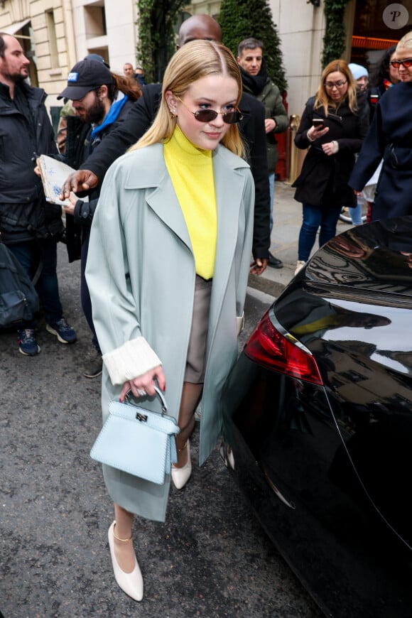 Ava Elizabeth Phillippe sort de leur hôtel pour se rendre au défilé Fendi Lors de la Fashion Week de Paris (PFW), à Paris, France, le 25 janvier 2024.