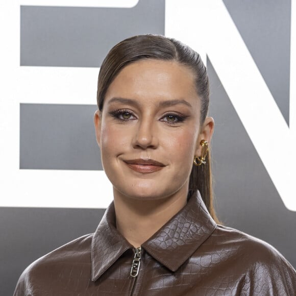 Son look était complété par des gants et un sac Fendi jaune citron
Adèle Exarchopoulos au photocall du défilé Fendi Haute Couture Printemps/Été 2024 dans le cadre de la Fashion Week de Paris (PFW), au palais Brongniart à Paris, France, le 25 janvier 2024. © Olivier Borde/Bestimage