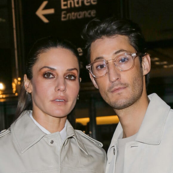 L'acteur s'est envolé pour l'île Maurice avec sa compagne, Natasha Andrews
 
Natasha Andrews et son compagnon Pierre Niney - Arrivées au défilé de mode Hommes "AMI" prêt-à-porter automne-hiver 2023/2024 lors de la fashion week de Paris. Le 19 janvier 2023 © Veeren-Christophe Clovis / Bestimage