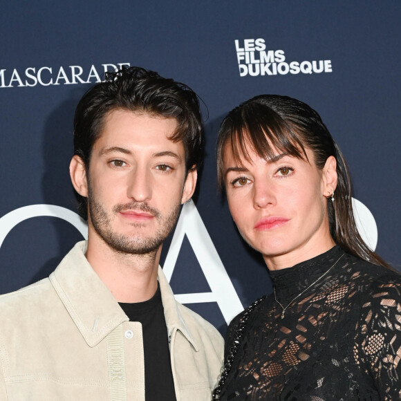 Pierre Niney et sa femme Natasha Andrews - Avant-première du film "Mascarade" au cinéma Pathé Wepler à Paris. Le 20 octobre 2022 © Coadic Guirec / Bestimage