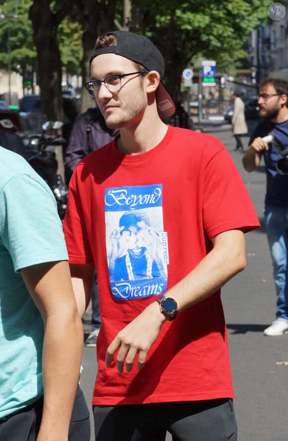 Mais selon les informations de "Closer", il va trop loin en fermant le compte Tiktok de son frère et en leur interdisant d'être scolarisés ailleurs qu'à domicile
René-Charles Angélil (fils de Céline Dion) pose avec des fans devant l'hôtel Royal Monceau à Paris le 21 juillet 2017.