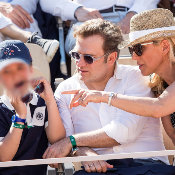 Une lubie qui n'était pas du tout au goût de Laurence Ferrari qui a immédiatement su comment éliminer cette rivale un peu trop encombrante. 
Laurence Ferrari, son mari Renaud Capuçon et leur fils Elliott dans les tribunes lors des internationaux de tennis de Roland Garros à Paris, France, le 2 juin 2019. © Jacovides-Moreau/Bestimage 