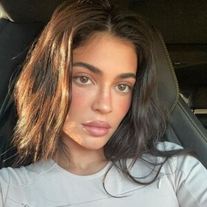 Après sa relation très tumultueuse avec Travis Scott, Kylie Jenner semble être devenue une petite-amie extrêmement stricte.
Kylie Jenner, Instagram