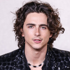 En couple avec Timothée Chalamet depuis avril 2023, la petite soeur de Kim Kardashian s'est fait remarquer lors des derniers Golden Globe Awards en recalant poliment mais très fermement Selena Gomez qui souhaitait faire un selfie avec son homme.
Archives : Timothee Chalamet