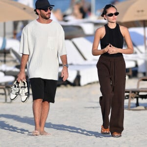 En couple depuis quatre ans avec ce jeune entrepreneur dans la mode, la jolie mannequin qui a défilé pour la marque Etam a partagé plusieurs photographies de son amoureux sur Instagram.
Thylane Blondeau et son compagnon Benjamin Attal passent une après-midi avec des amis sur une plage à Miami le 27 décembre 2023. 