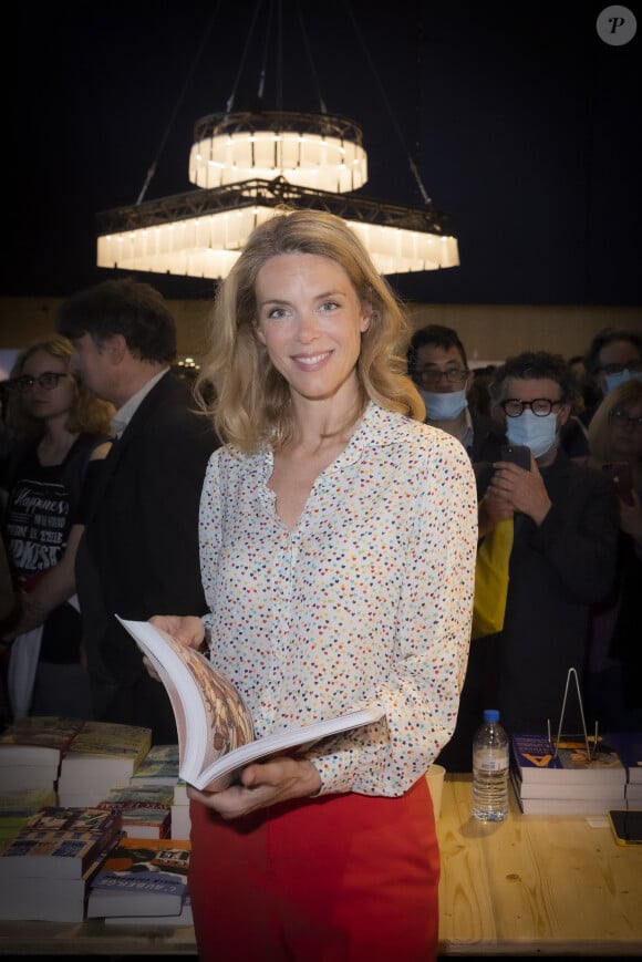 Julie Andrieu au Festival du Livre de Paris au Grand Palais éphémère à Paris, France, le 22 avril 2022. © Jack Tribeca/Bestimage 