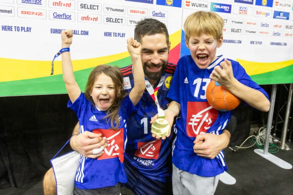 Nikola Karabatic et ses enfants - La France championne d'Europe de Handball face au Danemark lors des Championnats d'Europe à Cologne.