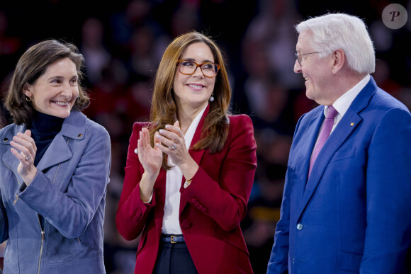 La joie d'Amélie Oudéa-Castéra a contrasté avec la déception de Mary de Danemark
 
Amélie Oudéa-Castéra et la reine Mary de Danemark lors des Championnats d'Europe de handball à Cologne , le 28 janvier 2024.