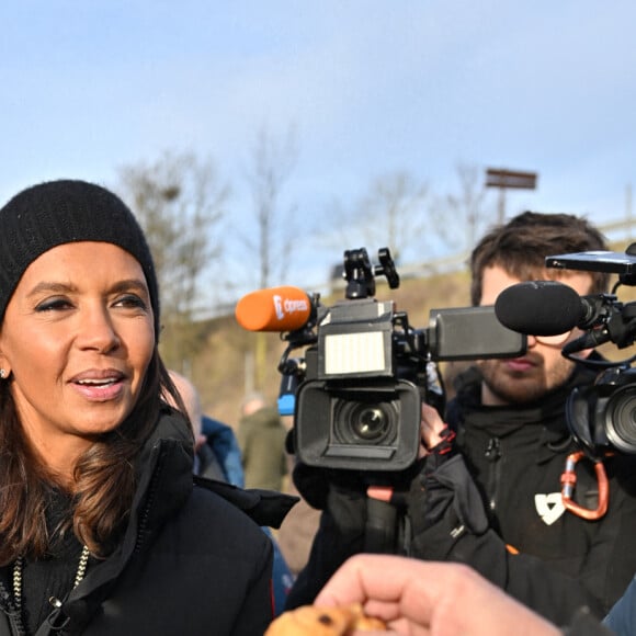 Comme elle l'avait annoncé la semaine dernière, l'animatrice de l'émission "L'amour est dans le pré", Karine Le Marchand, a amené près de 200 croissants aux agriculteurs sur un barrage sur l'autoroute A4 aux portes de Paris, pour leur affirmer son soutien. Le 29 janvier 2024 © Pierre Perusseau / Bestimage  