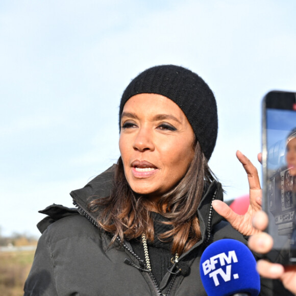 Comme elle l'avait annoncé la semaine dernière, l'animatrice de l'émission "L'amour est dans le pré", Karine Le Marchand, a amené près de 200 croissants aux agriculteurs sur un barrage sur l'autoroute A4 aux portes de Paris, pour leur affirmer son soutien. Le 29 janvier 2024 © Pierre Perusseau / Bestimage  