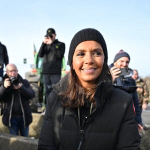 Comme elle l'avait annoncé la semaine dernière, l'animatrice de l'émission "L'amour est dans le pré", Karine Le Marchand, a amené près de 200 croissants aux agriculteurs sur un barrage sur l'autoroute A4 aux portes de Paris, pour leur affirmer son soutien. Le 29 janvier 2024 © Pierre Perusseau / Bestimage  