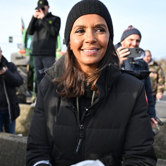 Comme elle l'avait annoncé la semaine dernière, l'animatrice de l'émission "L'amour est dans le pré", Karine Le Marchand, a amené près de 200 croissants aux agriculteurs sur un barrage sur l'autoroute A4 aux portes de Paris, pour leur affirmer son soutien. Le 29 janvier 2024 © Pierre Perusseau / Bestimage  