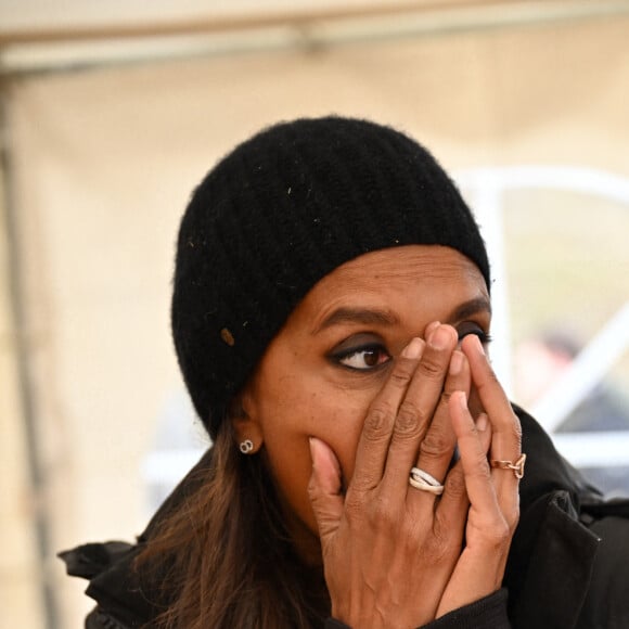 Comme elle l'avait annoncé la semaine dernière, l'animatrice de l'émission "L'amour est dans le pré", Karine Le Marchand, a amené près de 200 croissants aux agriculteurs sur un barrage sur l'autoroute A4 aux portes de Paris, pour leur affirmer son soutien. Le 29 janvier 2024 © Pierre Perusseau / Bestimage  