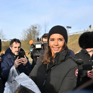 Comme elle l'avait annoncé la semaine dernière, l'animatrice de l'émission "L'amour est dans le pré", Karine Le Marchand, a amené près de 200 croissants aux agriculteurs sur un barrage sur l'autoroute A4 aux portes de Paris, pour leur affirmer son soutien. Le 29 janvier 2024 © Pierre Perusseau / Bestimage  