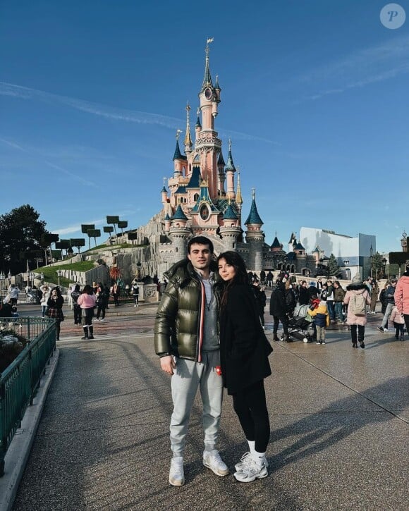 Le parc d'attractions n'a, semble-t-il, plus de secrets pour elle.
Annily Chatelain et son chéri à Disneyland Paris. Le 29 janvier 2024.