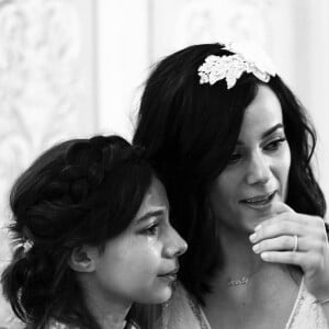 La fille aînée d'Alizée, Annily, dévoile des photos inédites du mariage de sa mère avec Grégoire Lyonnet pour célébrer le 39e anniversaire de la chanteuse.