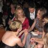 Carey Mulligan félicite Kathryn Bigelow sous les yeux de Jeremy Renner, à l'occasion de la grande soirée organisée par le magazine Vanity Fair, juste après la 82e cérémonie des Oscars, à Los Angeles, le 7 mars 2010.