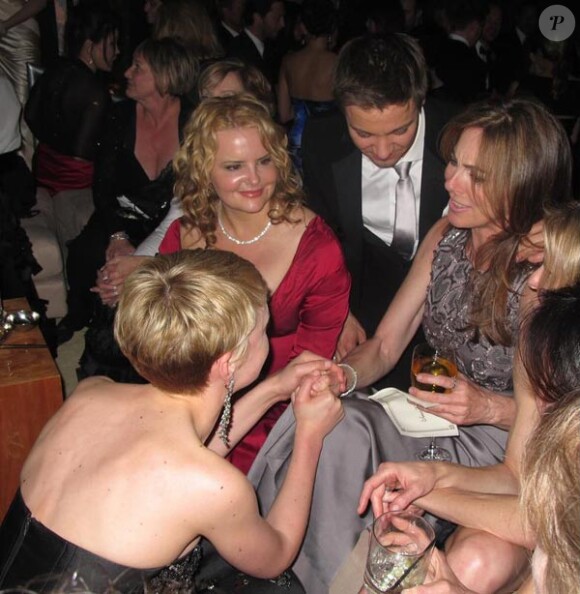 Carey Mulligan félicite Kathryn Bigelow sous les yeux de Jeremy Renner, à l'occasion de la grande soirée organisée par le magazine Vanity Fair, juste après la 82e cérémonie des Oscars, à Los Angeles, le 7 mars 2010.