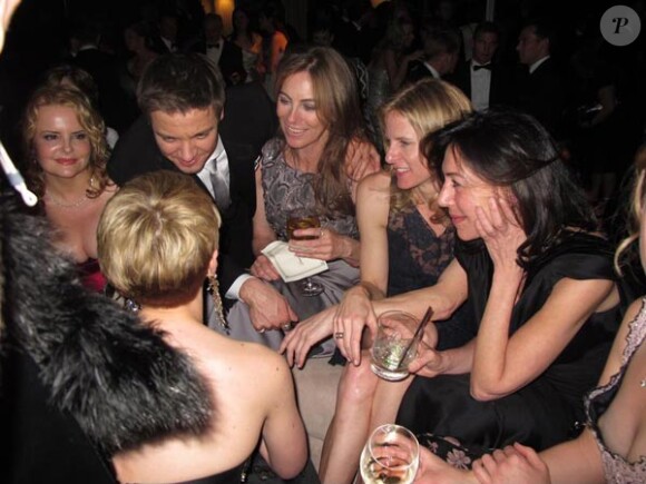 Kathryn Bigelow reine de la soirée et très entourée, à l'occasion de la grande soirée organisée par le magazine Vanity Fair, juste après la 82e cérémonie des Oscars, à Los Angeles, le 7 mars 2010.