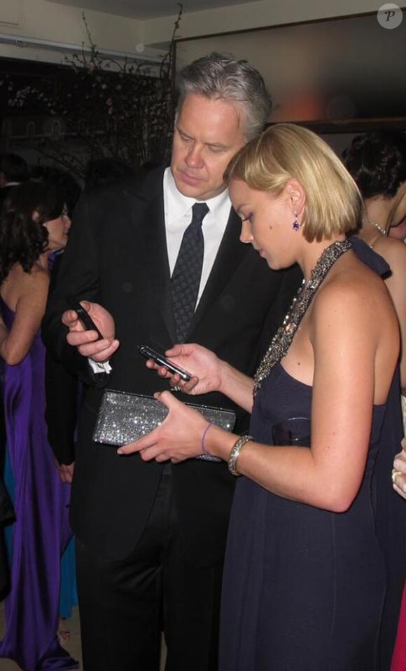 Tim Robbins échange son numéro avec une belle blonde, à l'occasion de la grande soirée organisée par le magazine Vanity Fair, juste après la 82e cérémonie des Oscars, à Los Angeles, le 7 mars 2010.
