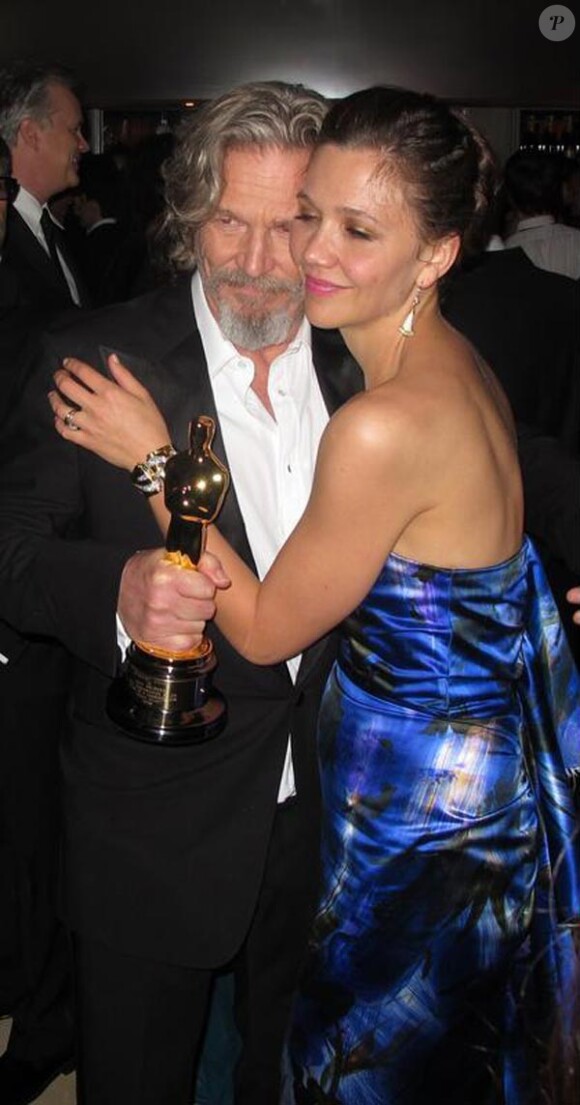 Maggie Gyllenhaal dans les bras de son partenaire Jeff Bridges, à l'occasion de la grande soirée organisée par le magazine Vanity Fair, juste après la 82e cérémonie des Oscars, à Los Angeles, le 7 mars 2010.