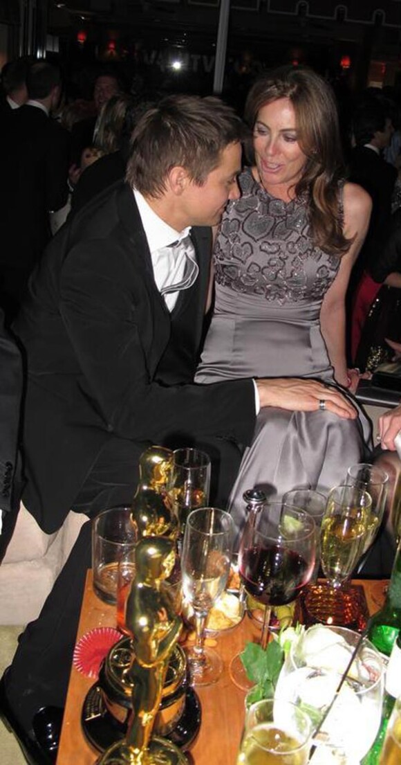 Jeremy Renner très proche de sa réalisatrice Kathryn Bigelow, à l'occasion de la grande soirée organisée par le magazine Vanity Fair, juste après la 82e cérémonie des Oscars, à Los Angeles, le 7 mars 2010.