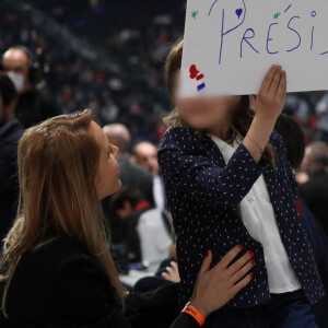 Exclusif - Tiphaine Auzière et sa fille Elise assistent au premier grand meeting du président de la République française et candidat du parti centriste La République en marche (LREM) à la réélection, Emmanuel Macron à la Défense Arena de Nanterre, France, le 2 avril 2022. Les sept petits-enfants du PR étaient présents au meeting. © Stéphane Lemouton/Bestimage