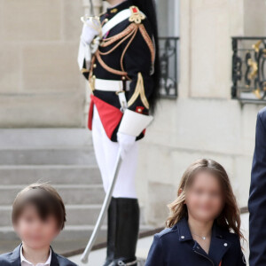 Elle s'est d'ailleurs essayée à la politique avec son parti
Tiphaine Auzière et son compagnon Antoine et leurs enfants - Arrivées des personnalités - Cérémonie d'investiture du Président de la République à Paris le 7 mai 2022 © Stephane Lemouton / Bestimage