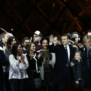 Emmanuel Macron avec sa femme Brigitte Macron (Trogneux), Emma (fille de L.Auzière), Tiphaine Auzière et son compagnon Antoine - Le président-élu, Emmanuel Macron, prononce son discours devant la pyramide au musée du Louvre à Paris, après sa victoire lors du deuxième tour de l'élection présidentielle le 7 mai 2017. © Stéphane Lemouton / Bestimage  French president-elect Emmanuel Macron delivers a speech in front of the Pyramid at the Louvre Museum in Paris on May 7, 2017, after his victory during the second round of the French presidential election. 