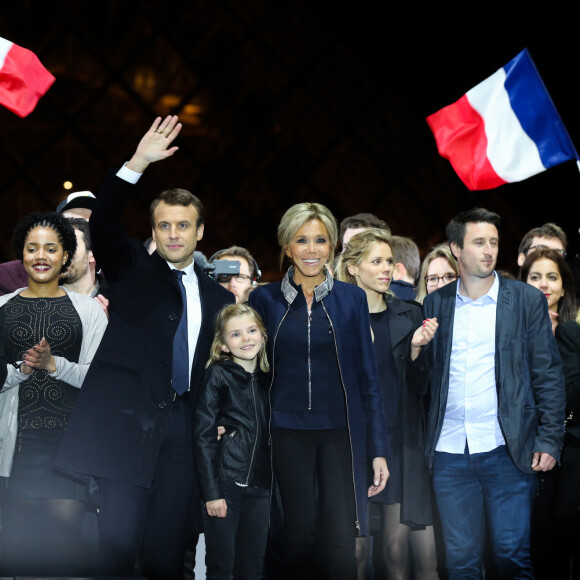 Emmanuel Macron avec sa femme Brigitte Macron (Trogneux), Emma (fille de L.Auzière), Tiphaine Auzière et son compagnon Antoine - Emmanuel Macron, élu président de la république, salue ses militants devant la pyramide au musée du Louvre à Paris, après sa victoire lors du deuxième tour de l'élection présidentielle. Le 7 mai 2017.  French president-elect Emmanuel Macron delivers a speech in front of the Pyramid at the Louvre Museum in Paris on May 7, 2017, after his victory during the second round of the French presidential election 