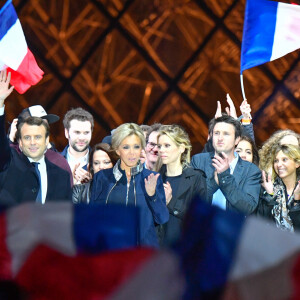 Emmanuel Macron avec sa femme Brigitte Macron (Trogneux), Emma (fille de L. Auzière), Tiphaine Auzière et son compagnon Antoine - Le président-élu, Emmanuel Macron, prononce son discours devant la pyramide au musée du Louvre à Paris, après sa victoire lors du deuxième tour de l'élection présidentielle le 7 mai 2017.  French president-elect Emmanuel Macron delivers a speech in front of the Pyramid at the Louvre Museum in Paris on May 7, 2017, after his victory during the second round of the French presidential election. 