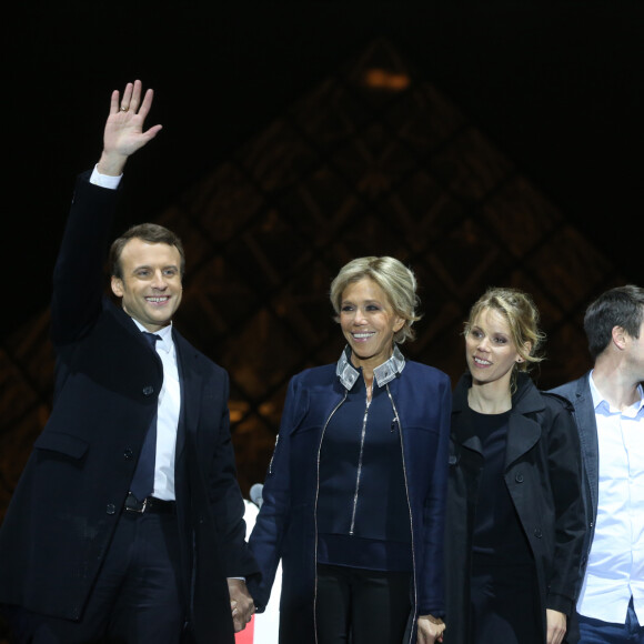 Emmanuel Macron avec sa femme Brigitte Macron (Trogneux), Tiphaine Auzière et son compagnon Antoine - Le président-élu, Emmanuel Macron, prononce son discours devant la pyramide au musée du Louvre à Paris, après sa victoire lors du deuxième tour de l'élection présidentielle le 7 mai 2017.  French president-elect Emmanuel Macron delivers a speech in front of the Pyramid at the Louvre Museum in Paris on May 7, 2017, after his victory during the second round of the French presidential election. 