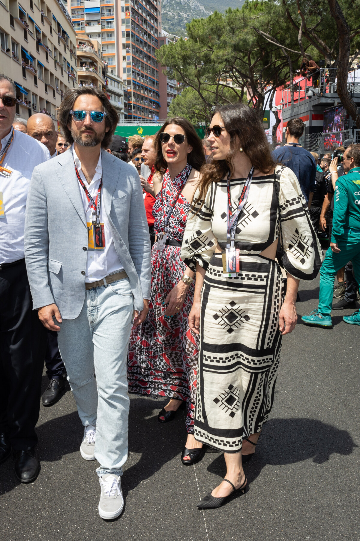 Photo : Dimitri Rassam et sa femme Charlotte Casiraghi, Tatiana Santo  Domingo - People sur la grille de départ lors du 80ème Grand Prix de Monaco  de Formule 1 à Monaco le 28 mai 2023. © Olivier Huitel/Pool Monaco -  Purepeople