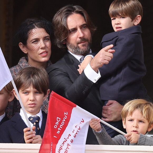 Raphaël Elmaleh, Charlotte Casiraghi, Dimitri Rassam et leur fils Balthazar Rassam - La famille princière au balcon du palais lors de la Fête Nationale de la principauté de Monaco le 19 novembre 2022. © Dominique Jacovides / Bruno Bebert / Bestimage 