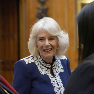 Camilla Parker Bowles, reine consort d'Angleterre, lors d'une réception avec les participants de la nouvelle collection de la bibliothèque miniature, aux côtés de la maison de poupées de la reine Mary, dont les visiteurs pourront profiter tout au long de 2024 pour célébrer son centenaire, au château de Windsor. Le 30 janvier 2024